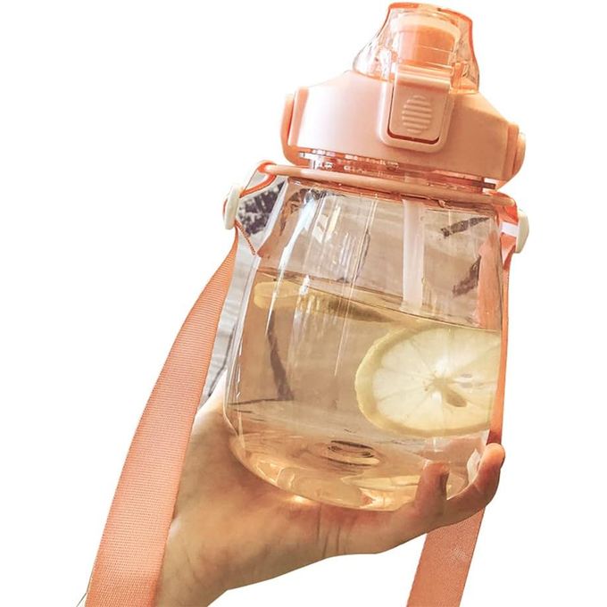 Bouteille d'eau bandoulière avec de paille